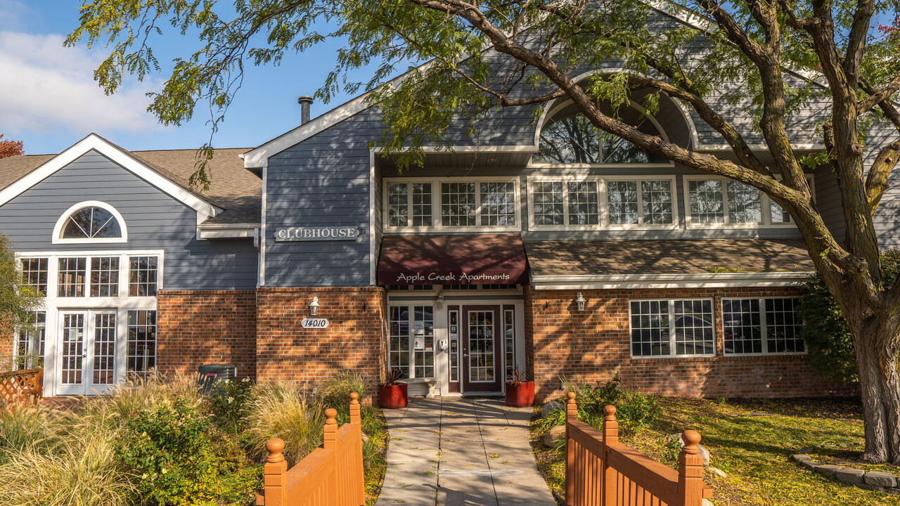 Apple Creek Apartments in Omaha, NE - Building Photo