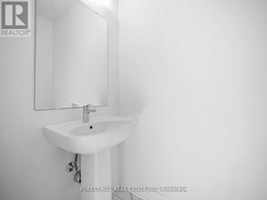 5 Elkington Cres in Whitby, ON - Building Photo - Building Photo