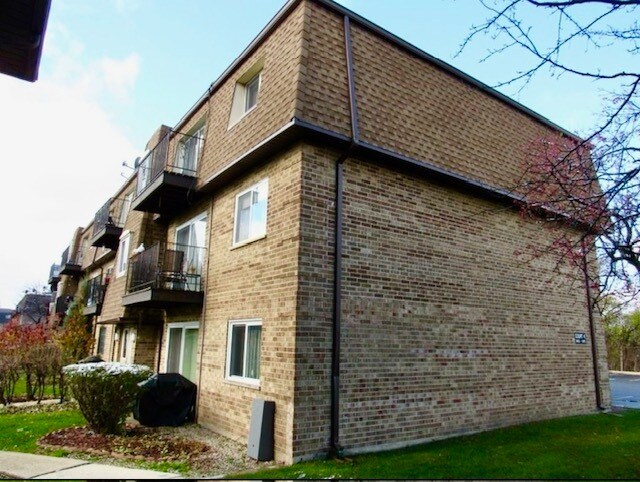 9481 Bay Colony Dr in Des Plaines, IL - Building Photo