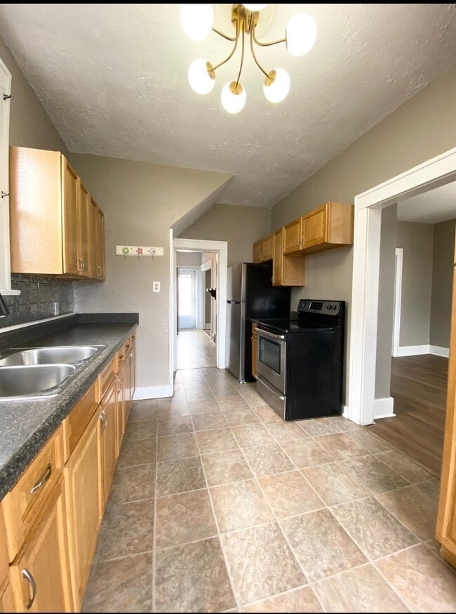 830 Crest Ave in Charleroi, PA - Building Photo - Building Photo
