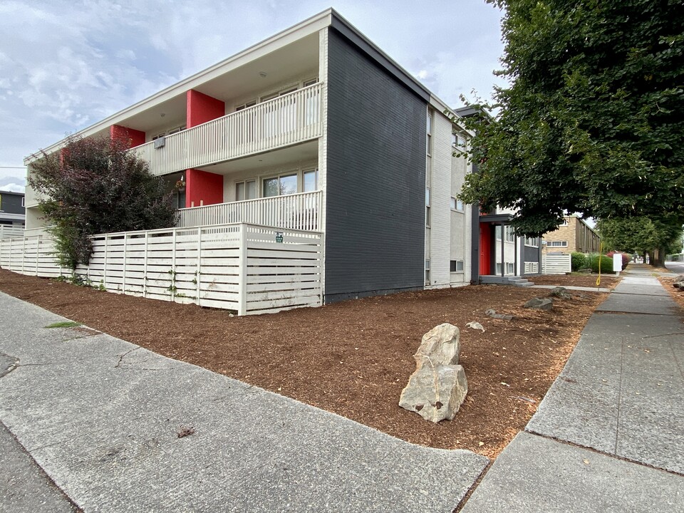 Admirals Apartments in Seattle, WA - Building Photo