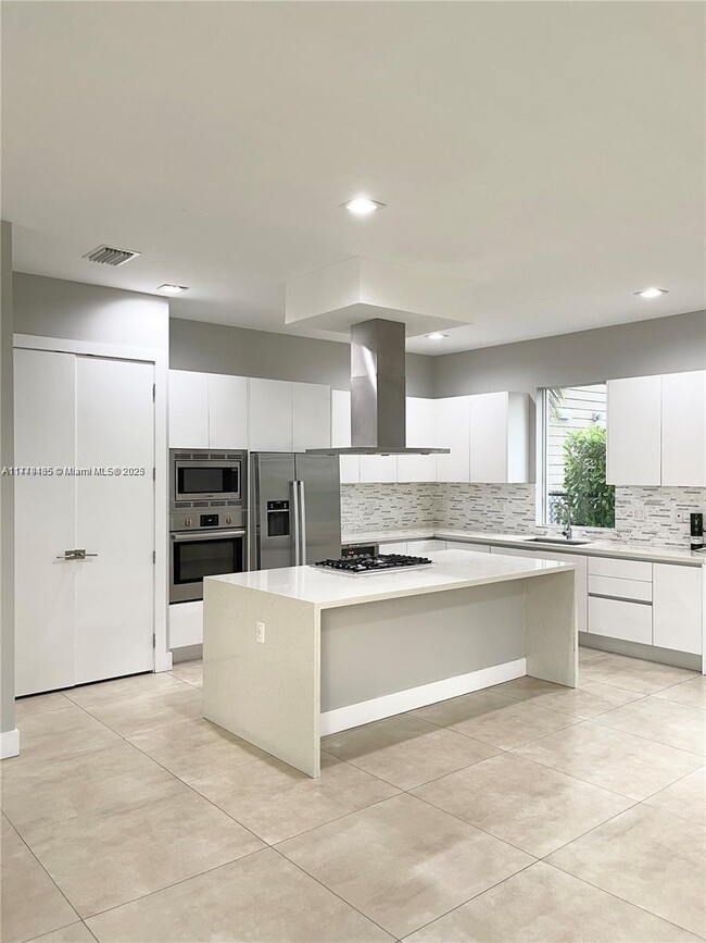 10061 NW 75th St in Doral, FL - Foto de edificio - Building Photo