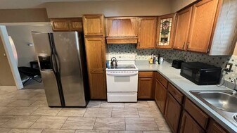 1090 Margaret Dr in Daytona Beach, FL - Building Photo