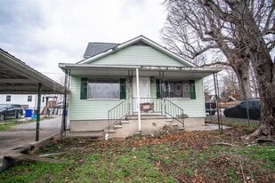 525 Sewanee St in Harriman, TN - Building Photo