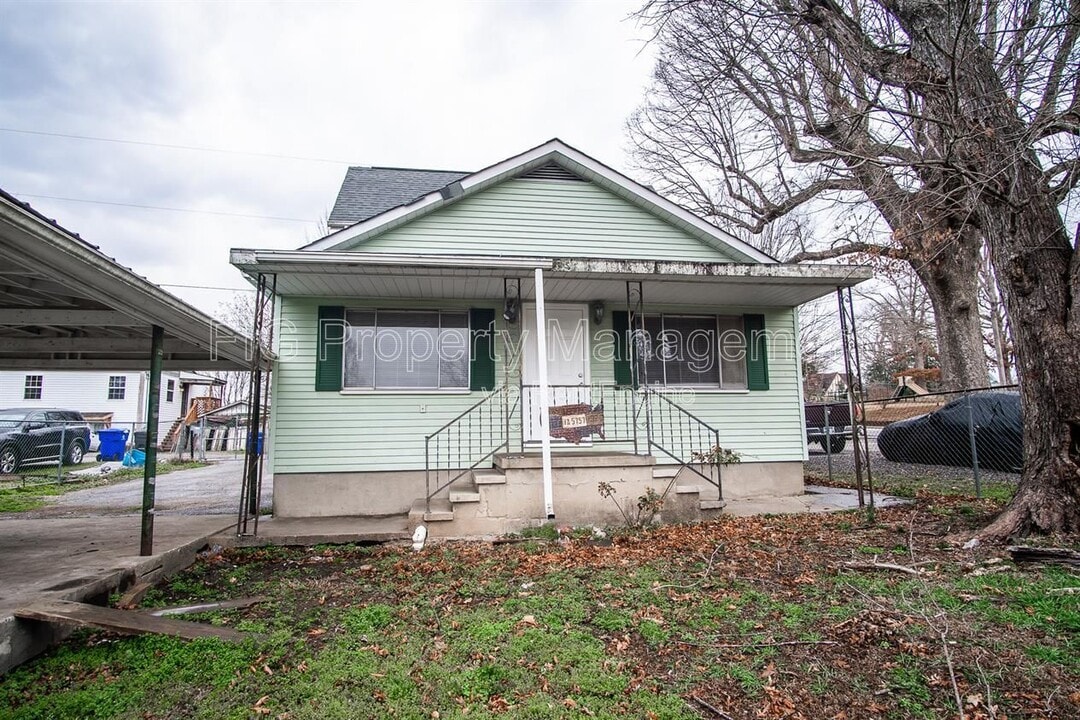 525 Sewanee St in Harriman, TN - Building Photo