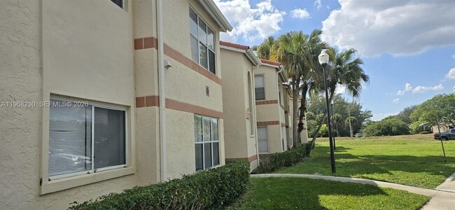 3300 Pinewalk Dr N in Margate, FL - Building Photo - Building Photo