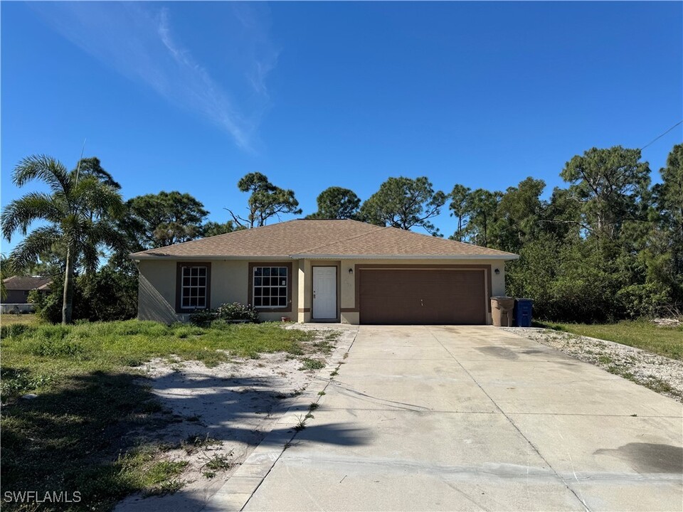 402 Banfield Pl in Lehigh Acres, FL - Building Photo