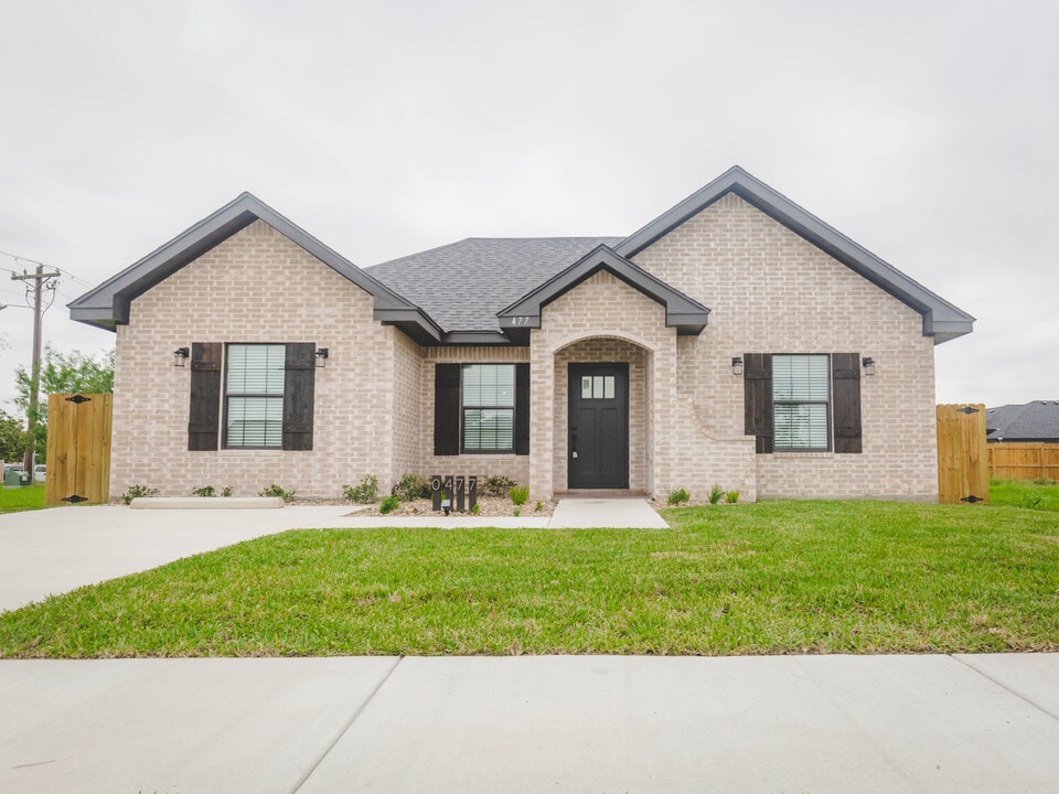 477 Arboleda in Brownsville, TX - Building Photo