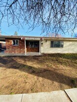 925-931 Mitchell St in Klamath Falls, OR - Building Photo