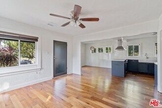 1242 N Commonwealth Ave in Los Angeles, CA - Building Photo - Building Photo