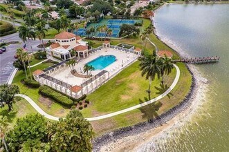 7761 Jewel Ln, Unit Emerald Lakes in Naples, FL - Foto de edificio - Building Photo