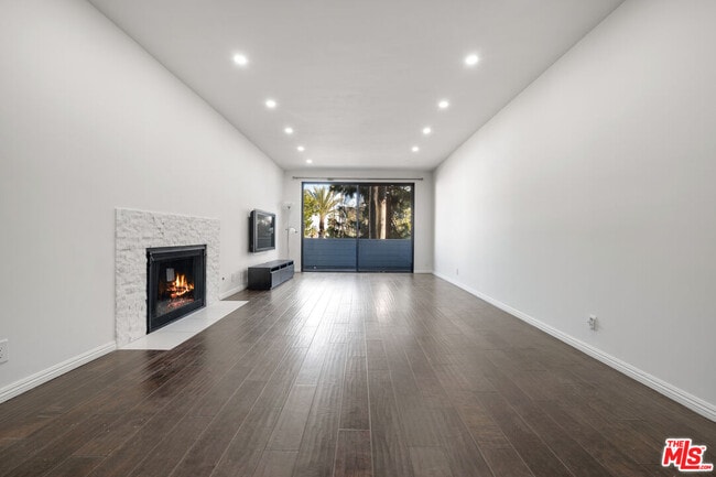 310 Tahiti Way in Marina Del Rey, CA - Building Photo - Building Photo