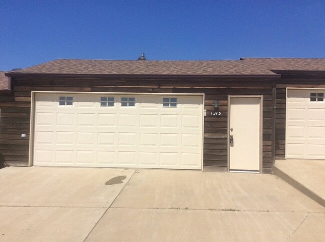1573 Prairie Ave in Dickinson, ND - Building Photo - Building Photo