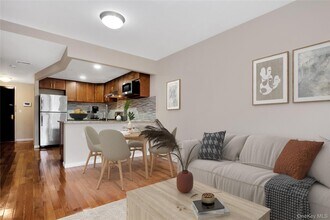 172-18 Jamaica Ave in Queens, NY - Foto de edificio - Building Photo