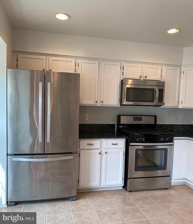 14564 Woodgate Manor Cir in Centreville, VA - Building Photo - Building Photo