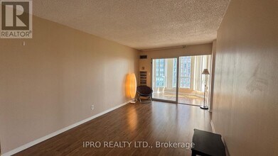 145-145 Hillcrest Ave in Mississauga, ON - Building Photo - Building Photo