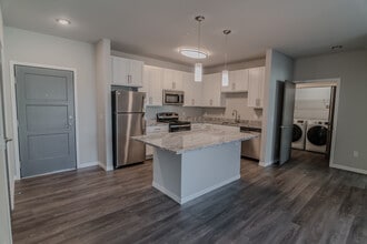 Oak Ridge at University Park Senior Apartments in Madison, WI - Foto de edificio - Building Photo