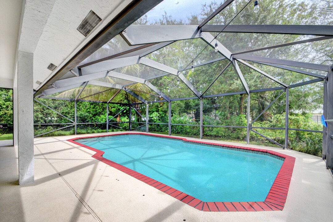 2664 Yarmouth Dr in Wellington, FL - Building Photo