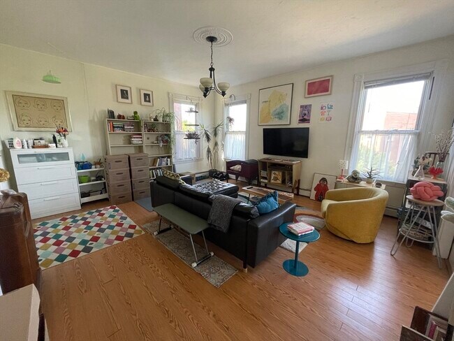 2 Linden St, Unit 3 in Brookline, MA - Building Photo - Building Photo