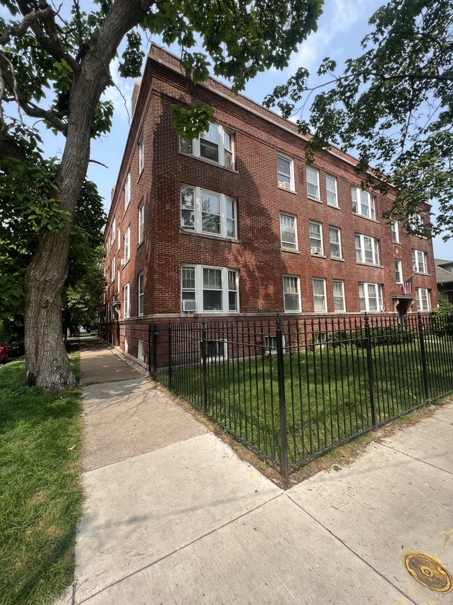 property at 1708 W Balmoral Ave