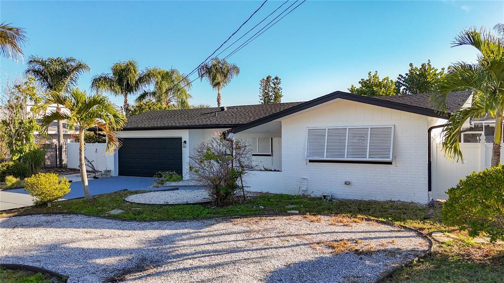 2161 Edythe Dr in Dunedin, FL - Building Photo