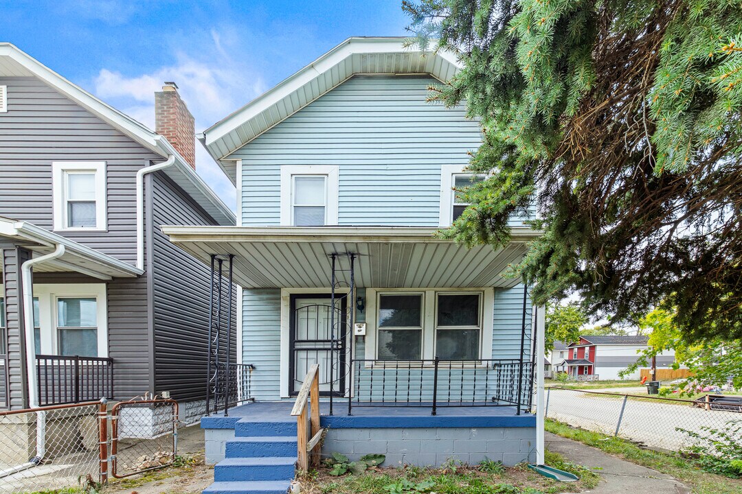 977 E 17th Ave in Columbus, OH - Building Photo