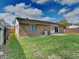 6646 Loch Langham Dr in Houston, TX - Building Photo