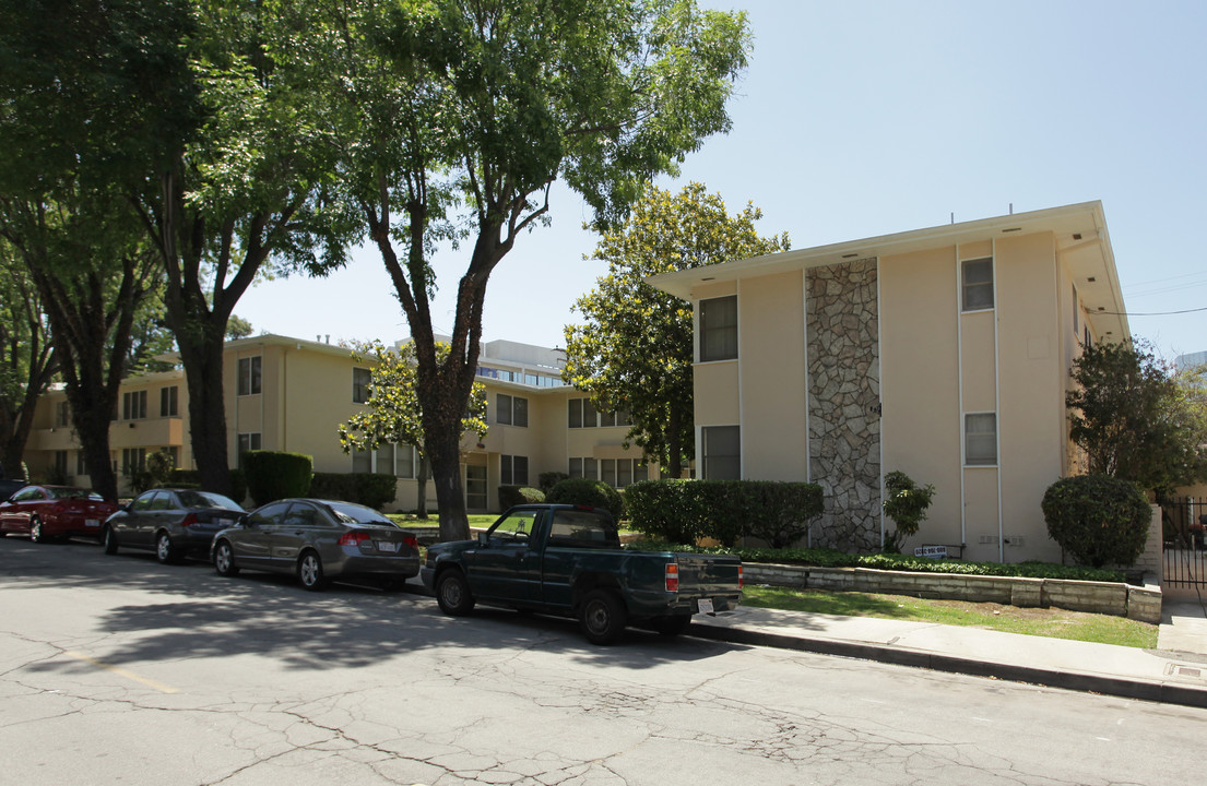 Park Estates Plaza Apartments in Long Beach, CA - Building Photo