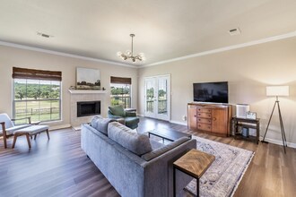 195 Watts Ln in Canyon Lake, TX - Foto de edificio - Building Photo