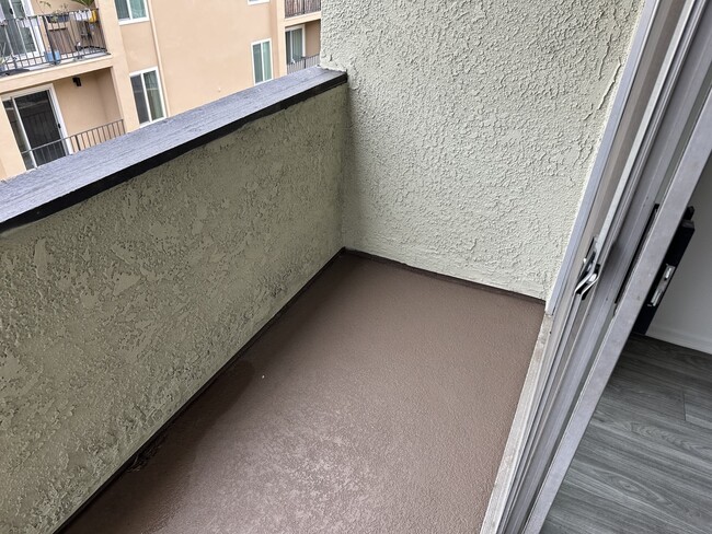 11018 Moorpark Apartments