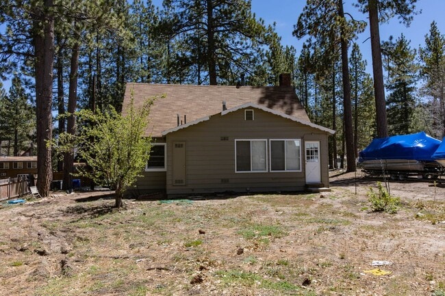 706 Lupin Ln in Big Bear Lake, CA - Building Photo - Building Photo