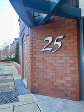 25 Forest St in Stamford, CT - Foto de edificio - Building Photo