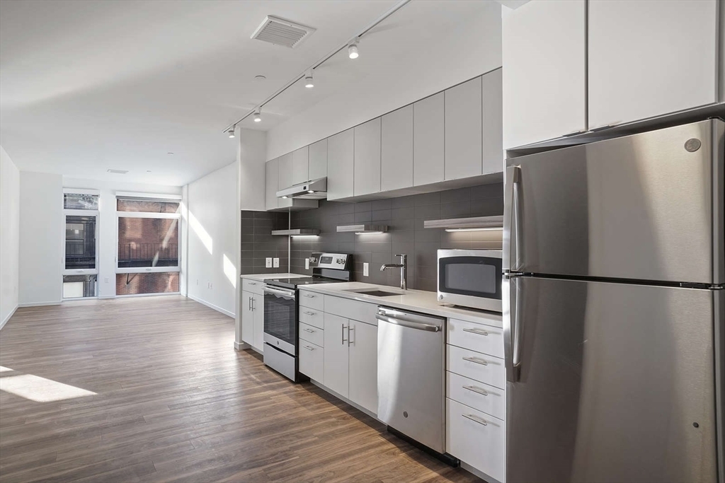 822 Beacon St, Unit 204 in Boston, MA - Building Photo