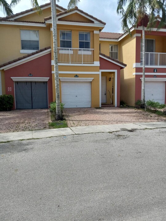 2248 Shoma Dr in Royal Palm Beach, FL - Building Photo