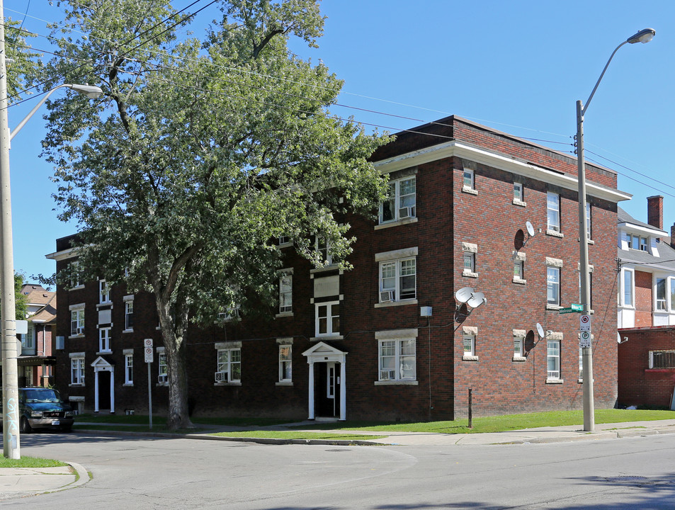 Montgalm Aparments in Hamilton, ON - Building Photo