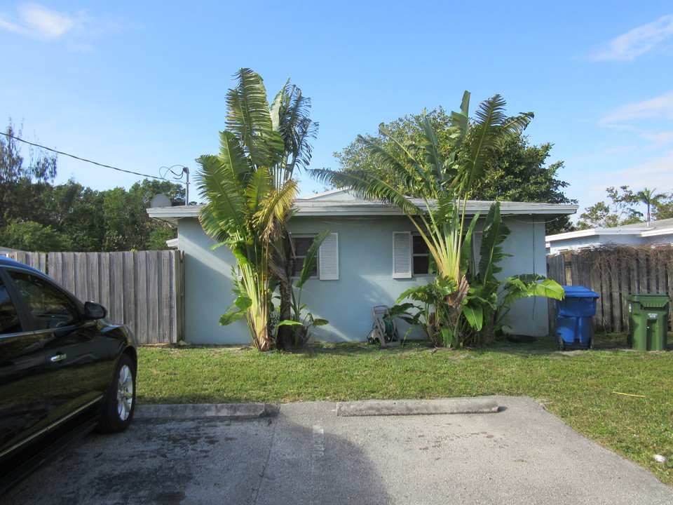 2425 NW 9th Ter in Wilton Manors, FL - Building Photo