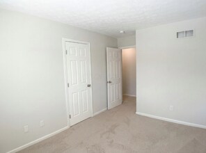 6571 Schenk Ave in Reynoldsburg, OH - Foto de edificio - Building Photo