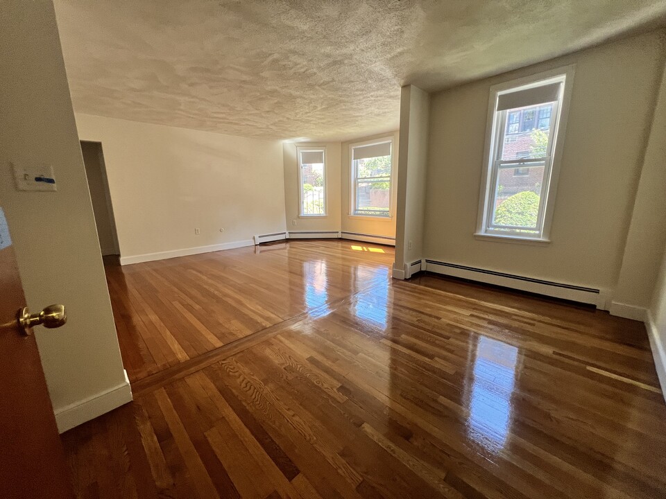 303 Tappan St, Unit 1B in Brookline, MA - Building Photo
