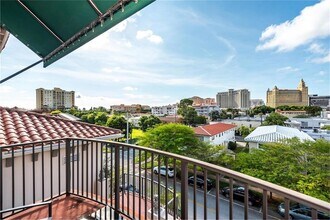 1650 Galiano St, Unit 408 in Coral Gables, FL - Foto de edificio - Building Photo