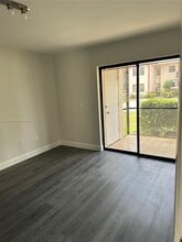 855 NE 209th St in North Miami Beach, FL - Building Photo - Building Photo