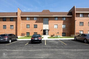 210 Fountainview Ln, Unit 3A in Lombard, IL - Building Photo