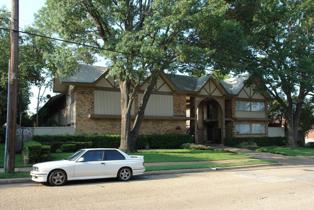 Martel Manor in Dallas, TX - Building Photo