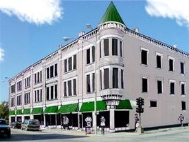 402 7th St in Rockford, IL - Building Photo