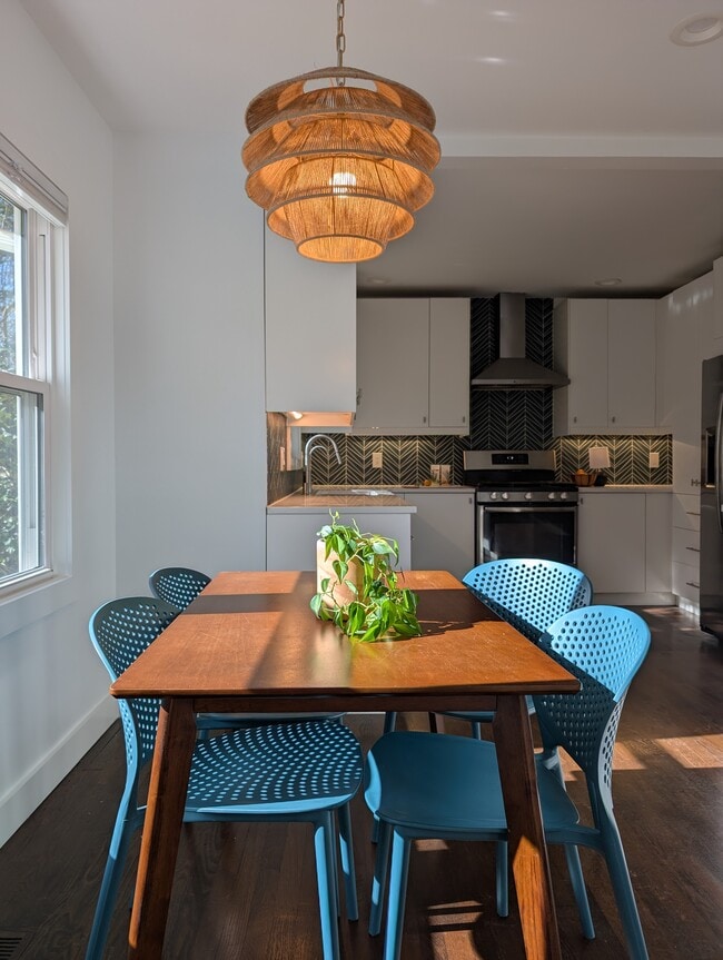 1096 Oakfield Dr SE in Atlanta, GA - Foto de edificio - Building Photo