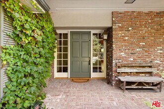 7972 Mulholland Dr in Los Angeles, CA - Building Photo - Building Photo