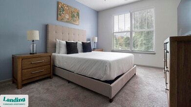 900 E Six Forks Rd in Raleigh, NC - Foto de edificio - Building Photo