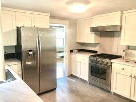 31 E Wyoming Ave, Unit 1 in Melrose, MA - Building Photo
