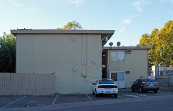 2536 Traction Ave in Sacramento, CA - Foto de edificio - Building Photo