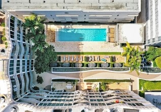 2100 Park Ave, Unit 310 in Miami Beach, FL - Foto de edificio - Building Photo