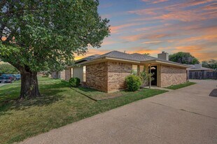 2319 Indigo Ln in Arlington, TX - Building Photo